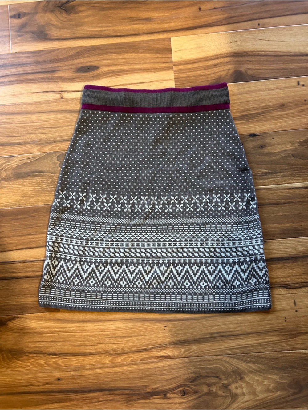 Aventura Gray and Magenta Patterned Knit Pencil Skirt